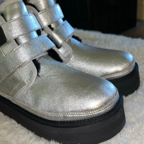 NWOB UGG Kids Neumel Platform Boot in Silver Metallic Size (US